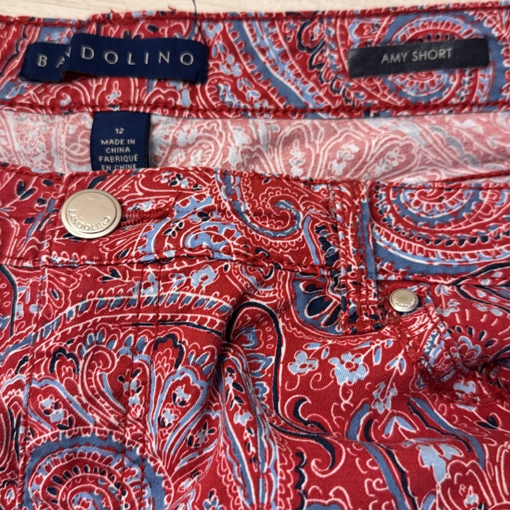 Bandolino Red and Blue Paisley Women Shorts EUC Size 12 - Picture 4 of 5
